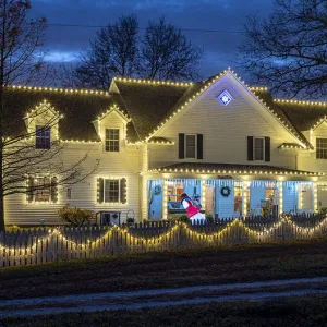 acworth farmhouse roofline christmas lights