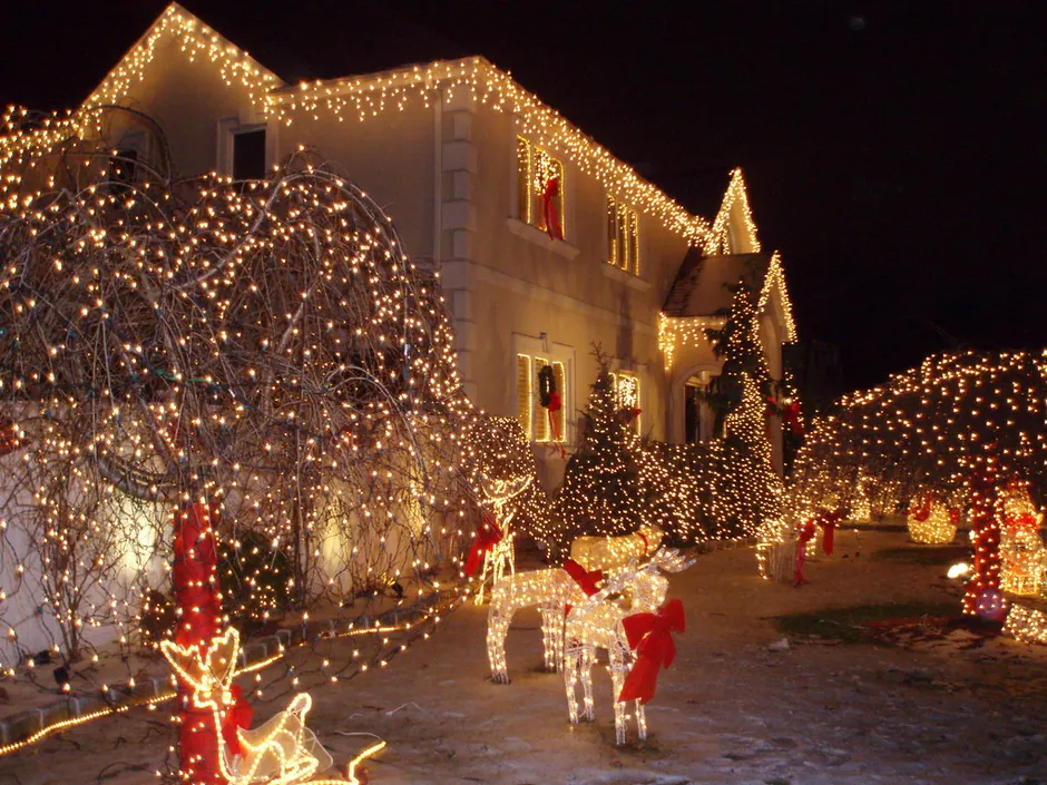 Full holiday lighting services for Roswell