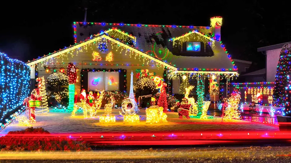 Complete holiday lighting service in Suwanee