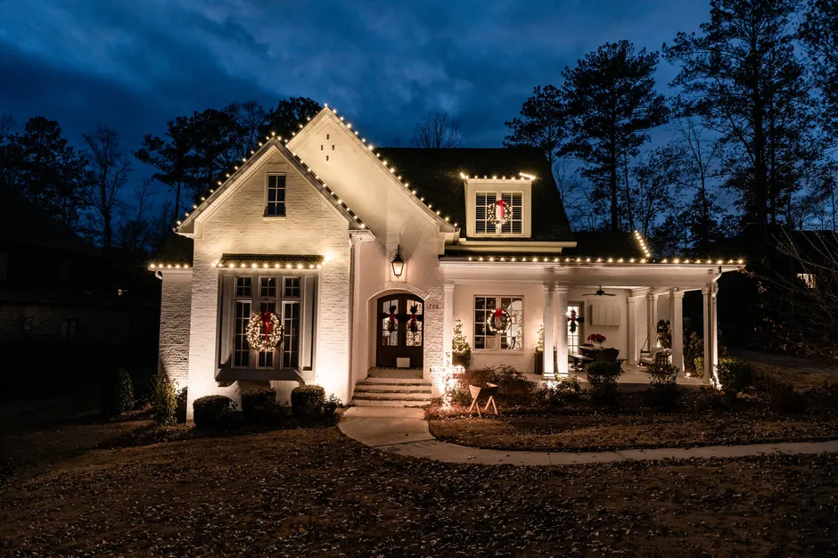 Holiday displays for Suwanee businesses